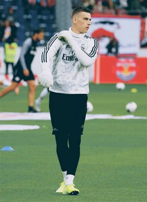 Andrii Lunin Height and Weight in Football